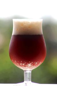 un verre de vin assis sur une table dans l'établissement Tabatinga Relax Apartamento 2, à Conde