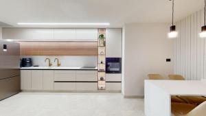 Kuchyň nebo kuchyňský kout v ubytování A luxury apartment in the center of Jerusalem