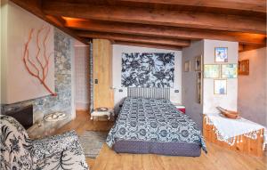 una camera con un grande letto di Awesome Home In Recco With House Sea View a Recco