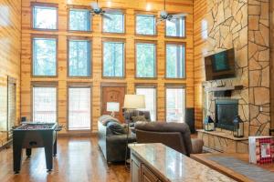 Зона вітальні в Broken Bow Cabin with Hot Tub and Outdoor Fireplace!