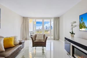 uma sala de estar com um sofá e uma cadeira em Ocean Utopia em Miami