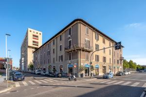 ein großes Gebäude an der Ecke einer Straße in der Unterkunft Design Suite in the heart of Bicocca University in Mailand