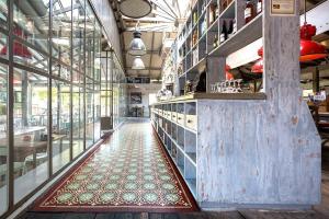 Supermarket nebo jiné obchody v  hotelu nebo okolí