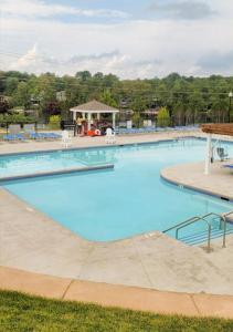 una gran piscina de agua azul en 3500sqft Garden View Villa with Fire Pit near Tobyhanna Lake and Kalahari Resort, en Pocono Country Place