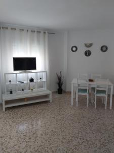 TV a/nebo společenská místnost v ubytování ALBAIDA + 11 fotografií