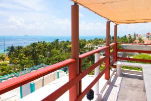 een balkon met uitzicht op de oceaan bij Hotel Sol Caribe in Isla Mujeres