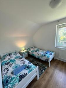 塞拉耶佛的住宿－Villa EMIR，一间卧室设有两张床和窗户。