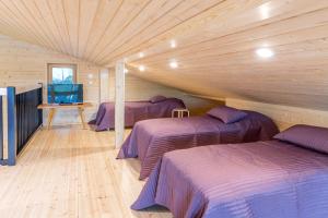 Postel nebo postele na pokoji v ubytování Mustikkakallio Luxury Villa