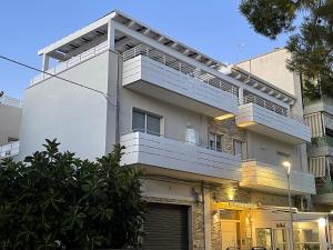 um edifício branco com varandas em cima em Casa Anna by Home080 - Puglia Mia Apartments em Monopoli