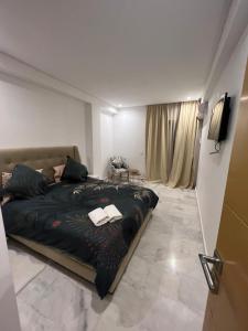 Un dormitorio con una cama grande y un televisor. en PALACE B Av Hassan II Marrakech 40000 -Brand New Luxury UNIT#2 & UNIT#29, en Marrakech 39 fotos más