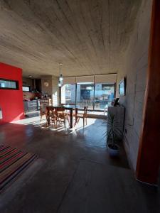 een eetkamer met een tafel en stoelen bij SARA HOUSE LARGE in Santa Rosa de Calamuchita