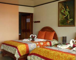 Un dormitorio con dos camas con toallas encima. en Hotel FAS, en Fortuna