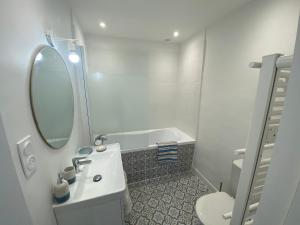 A bathroom at Maison, Centre-ville, 6 lits, terrasse & parking