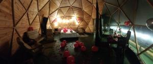 an overhead view of a room with a table and red balloons at Glamping Tausavita Ubaté Cundinamarca in El Bujío