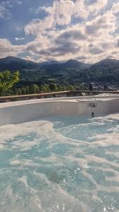 una piscina con vistas a las montañas en Vue imprenable et jacuzzi 4 Etoiles, en Bagnères-de-Bigorre