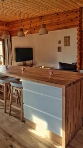 una gran barra de madera en una habitación con mesa en Vue imprenable et jacuzzi 4 Etoiles, en Bagnères-de-Bigorre