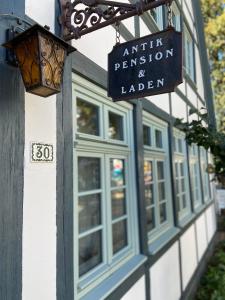 una señal en el lateral de un edificio con ventana en Birnbom Warnemünde, en Warnemünde