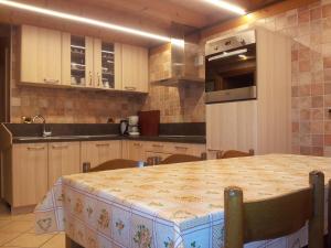 kuchnia ze stołem i blatem w obiekcie Chalet Karin w Arabbie