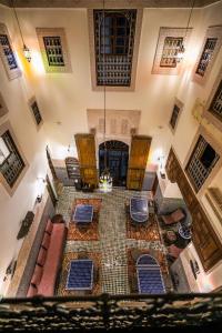 una vista aérea de una sala de estar con sillas azules y un suelo en Riad Fes Aicha en Fez