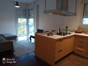 Dapur atau dapur kecil di Appartamento DeLuxe con parcheggio gratuito
