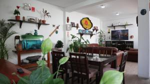 - un salon avec une table et un canapé dans l'établissement Lunawasi Hospedaje, à Lunahuaná