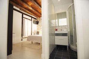 - une cuisine avec un évier et une baignoire dans la chambre dans l'établissement Artea Narrika, à Saint-Sébastien