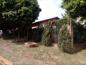 een tuin met twee bomen en een hek bij RECANTO DO ALVORADA in Dourados