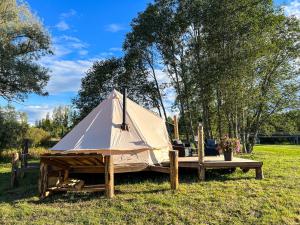 een tent in het gras in een veld bij Lux Glamping, Lammas 