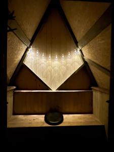 een kleine kamer met een plafond met verlichting bij Lux Glamping, Lammas 