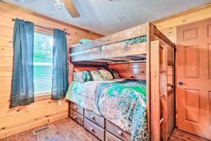 Charming Jamestown Cabin with Large Backyard! tesisinde bir ranza yatağı veya ranza yatakları