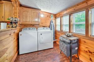 Charming Jamestown Cabin with Large Backyard! tesisinde mutfak veya mini mutfak