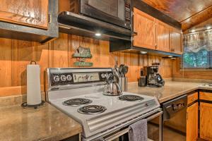 にあるPlum Creek Retreat with Beach near Johnson Lakeのギャラリーの写真