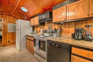 にあるPlum Creek Retreat with Beach near Johnson Lakeのギャラリーの写真 +27枚の写真