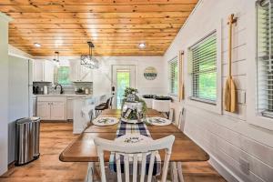 Η κουζίνα ή μικρή κουζίνα στο Broken Bow Retreat with Large Yard and Fire Pit!
