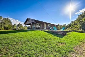 Κήπος έξω από το Broken Bow Retreat with Large Yard and Fire Pit!