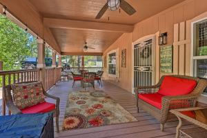 Χώρος καθιστικού στο Near Hiking Munds Park Cabin with Deck and Yard