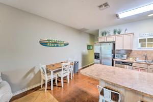 Sunny Townhome with Pool Access about 1 Mi to Beach的厨房或小厨房