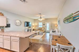 Sunny Townhome with Pool Access about 1 Mi to Beach的厨房或小厨房