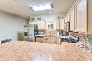 Sunny Townhome with Pool Access about 1 Mi to Beach的厨房或小厨房