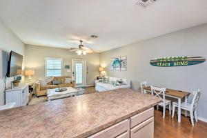 Sunny Townhome with Pool Access about 1 Mi to Beach的电视和/或娱乐中心