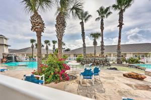 un complexe avec des palmiers et une piscine dans l'établissement Sunny Townhome with Pool Access about 1 Mi to Beach, à Île Padre