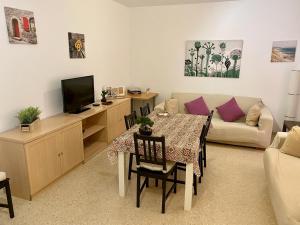 ein Wohnzimmer mit einem Tisch und einem Sofa in der Unterkunft Sevilla. Gerena Casa Rural para familia o profesionales in Gerena