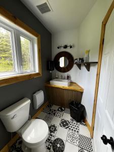 łazienka z toaletą i umywalką w obiekcie Chill Shack - Auberge Jeunesse w mieście Sainte-Anne-des-Monts