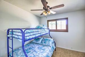 Litera en habitación con ventilador de techo en Tucson Family Home with Outdoor Kitchen!, en Tucson