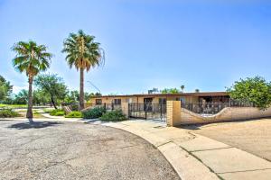 una casa con palmeras delante en Tucson Family Home with Outdoor Kitchen!, en Tucson