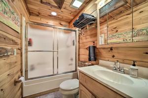 bagno con doccia, lavandino e servizi igienici di Highlands Cabin on Buck Creek about 8 Mi to Town! a Highlands