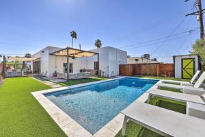 uma piscina no quintal de uma casa em Convenient Phoenix Home with Heated Pool and Grill! em Phoenix