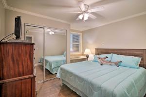 Un dormitorio con una cama con una mujer acostada en ella. en Oxford Condo about 1 Mi to Ole Miss and The Grove!, en Oxford 21 fotos más