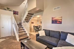 Setusvæði á Near Parks and Golf Gilbert Townhome with Pool Access