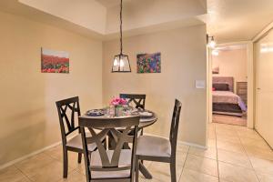 Rúm í herbergi á Near Parks and Golf Gilbert Townhome with Pool Access